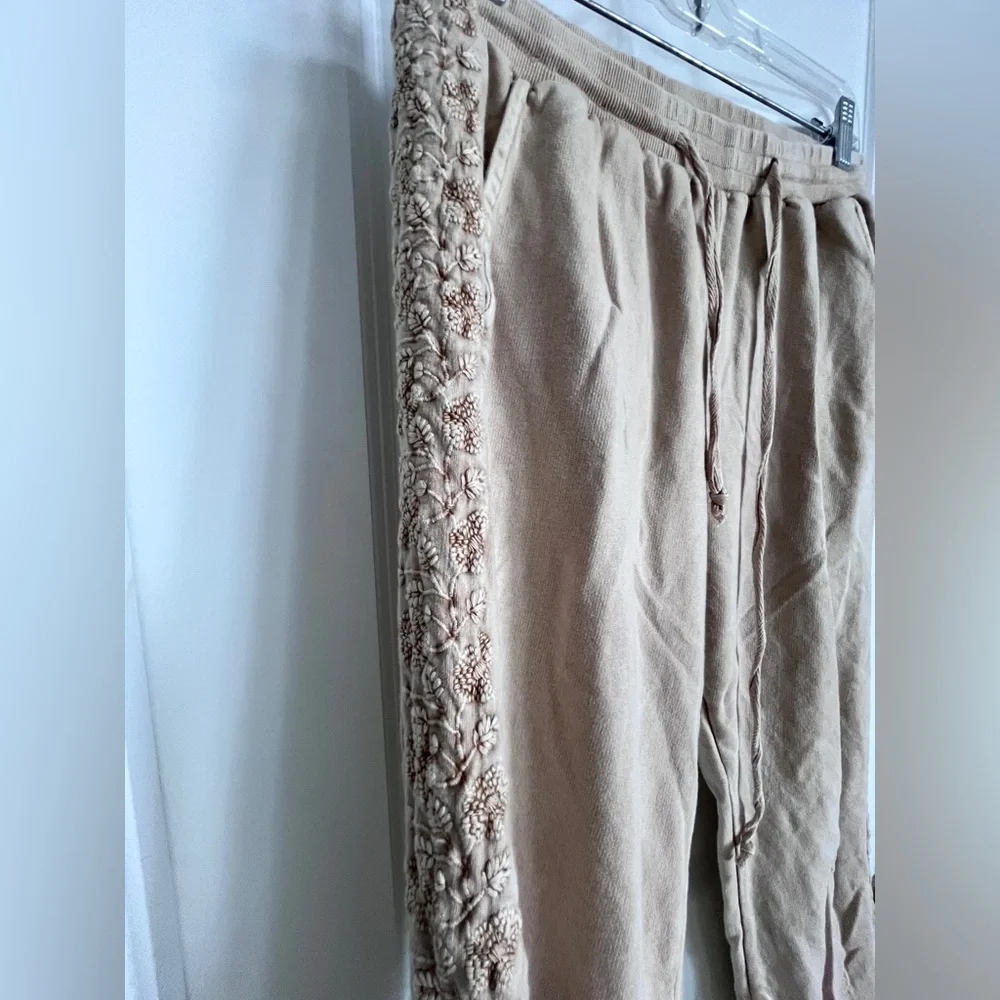 Solitaire Beige Floral Embroidered stonewash SweatPants size large - Picture 3 of 10